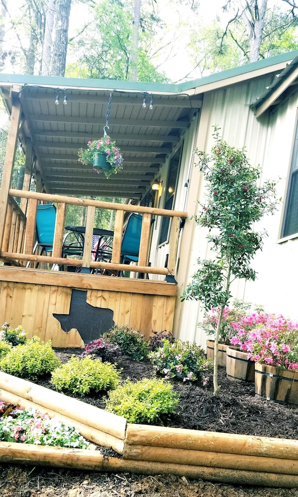 HIDEAWAY at HAWKINS!East TX LAKEFRONT Cabin in the TreesFirepit