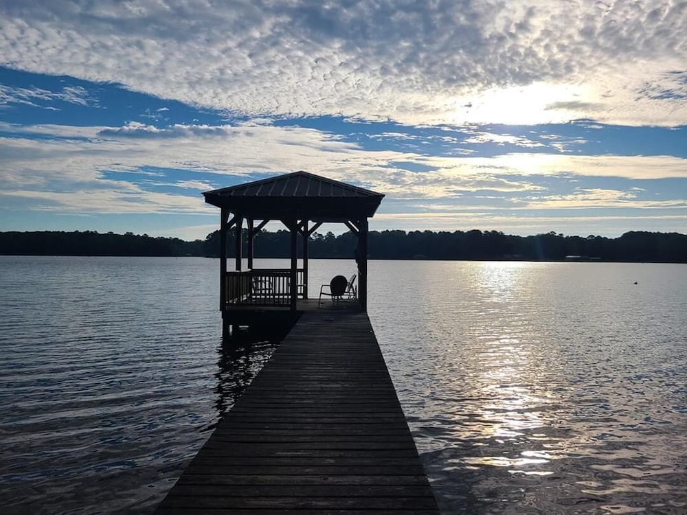HIDEAWAY at HAWKINS!East TX LAKEFRONT Cabin in the TreesFirepit