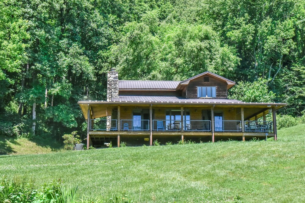 Appalachian Farmhouse- A Real 200 Year Old Farm House with Modern Amenities