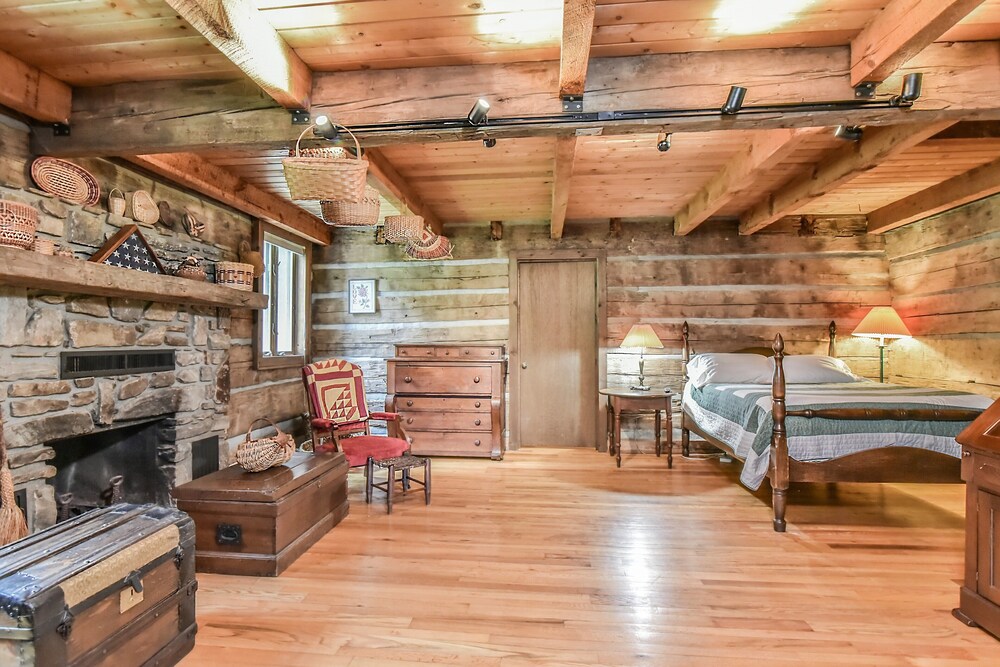 Appalachian Farmhouse- A Real 200 Year Old Farm House with Modern Amenities