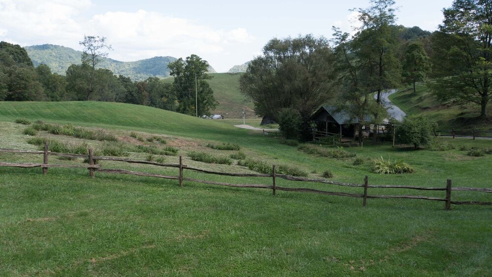 Appalachian Farmhouse- A Real 200 Year Old Farm House with Modern Amenities