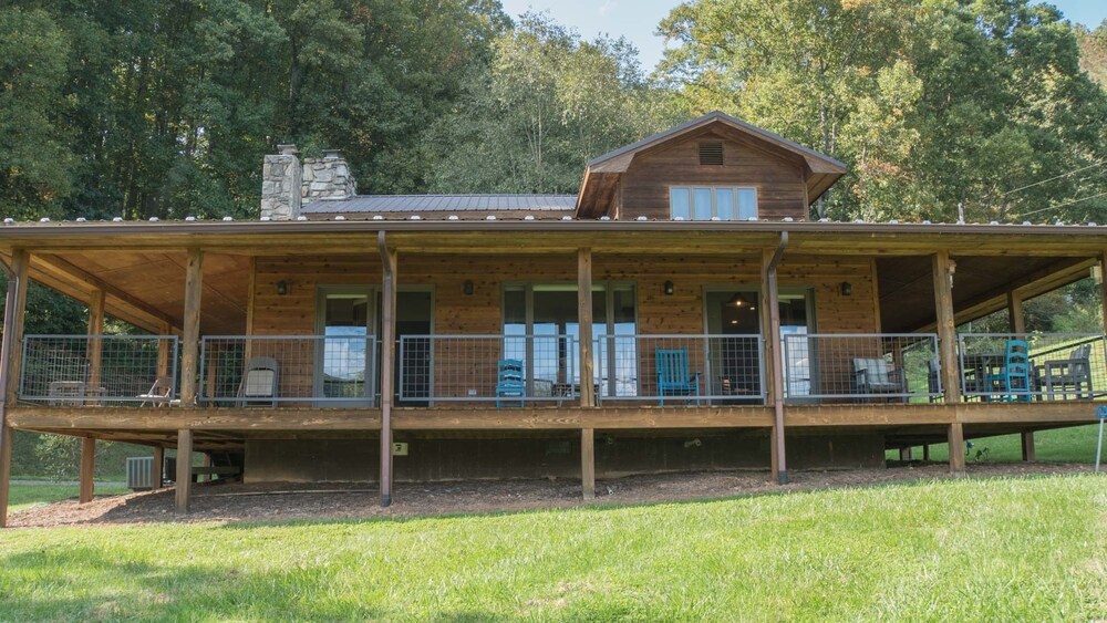 Appalachian Farmhouse- A Real 200 Year Old Farm House with Modern Amenities