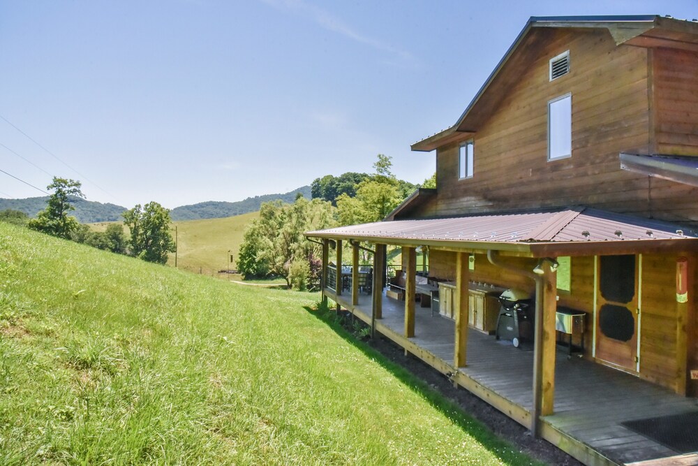 Appalachian Farmhouse- A Real 200 Year Old Farm House with Modern Amenities