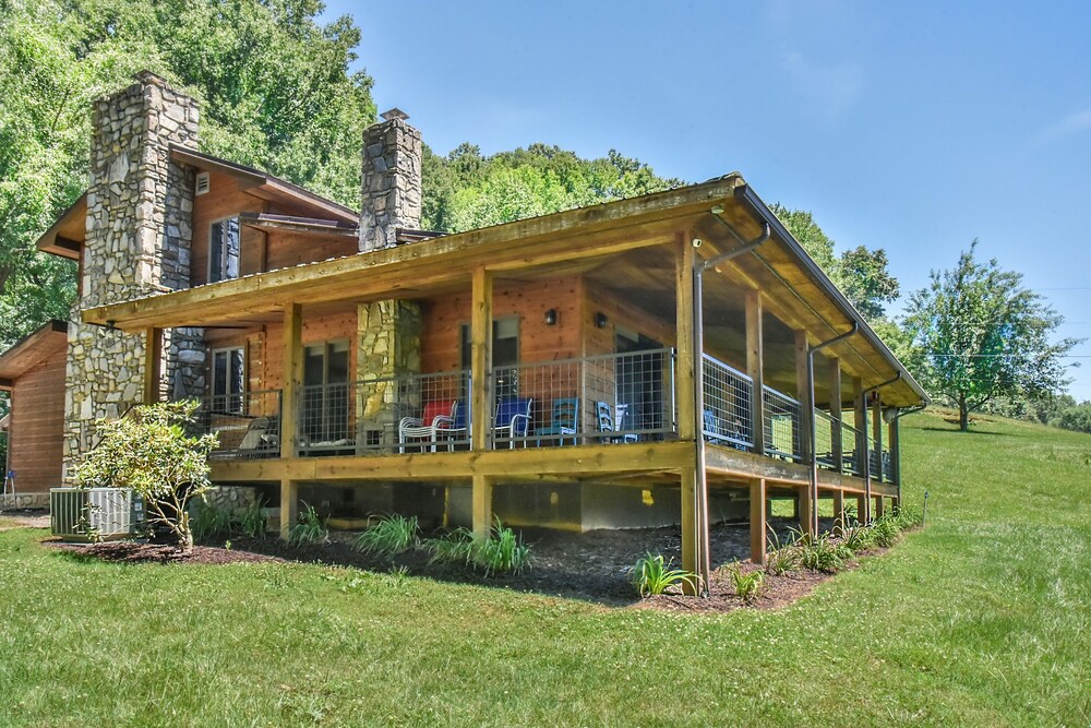 Appalachian Farmhouse- A Real 200 Year Old Farm House with Modern Amenities