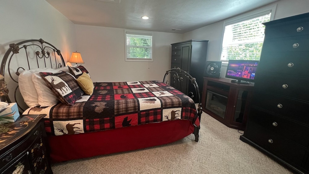 Boardman River Cottage, 2 bedroom 1 Bath steps away from the banks of