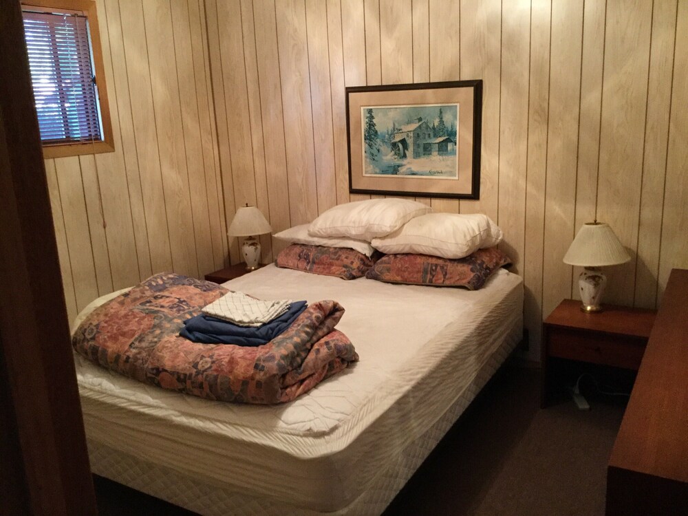 Round Lake Family Cottage, near Bonnechere, Foy and Algonquin