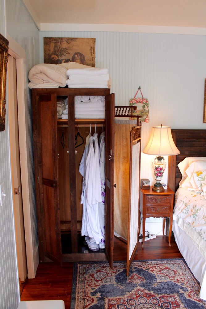 Red Barn Cottage, A World Away in Historic Victorian Ferndale