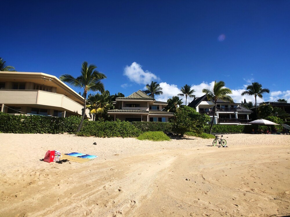 Keiki Beach Oceanfront Studio in Gated Community Walk to Downtown Kona