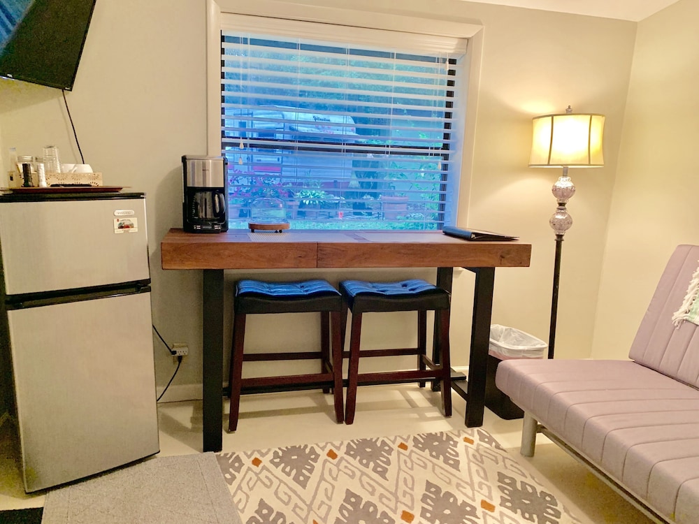 Cozy Lake House Suite at Little Cypress Guests Suites