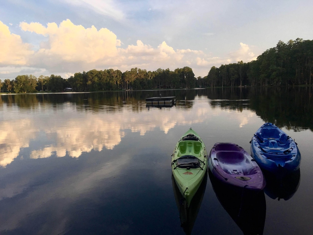 Cozy Lake House Suite at Little Cypress Guests Suites