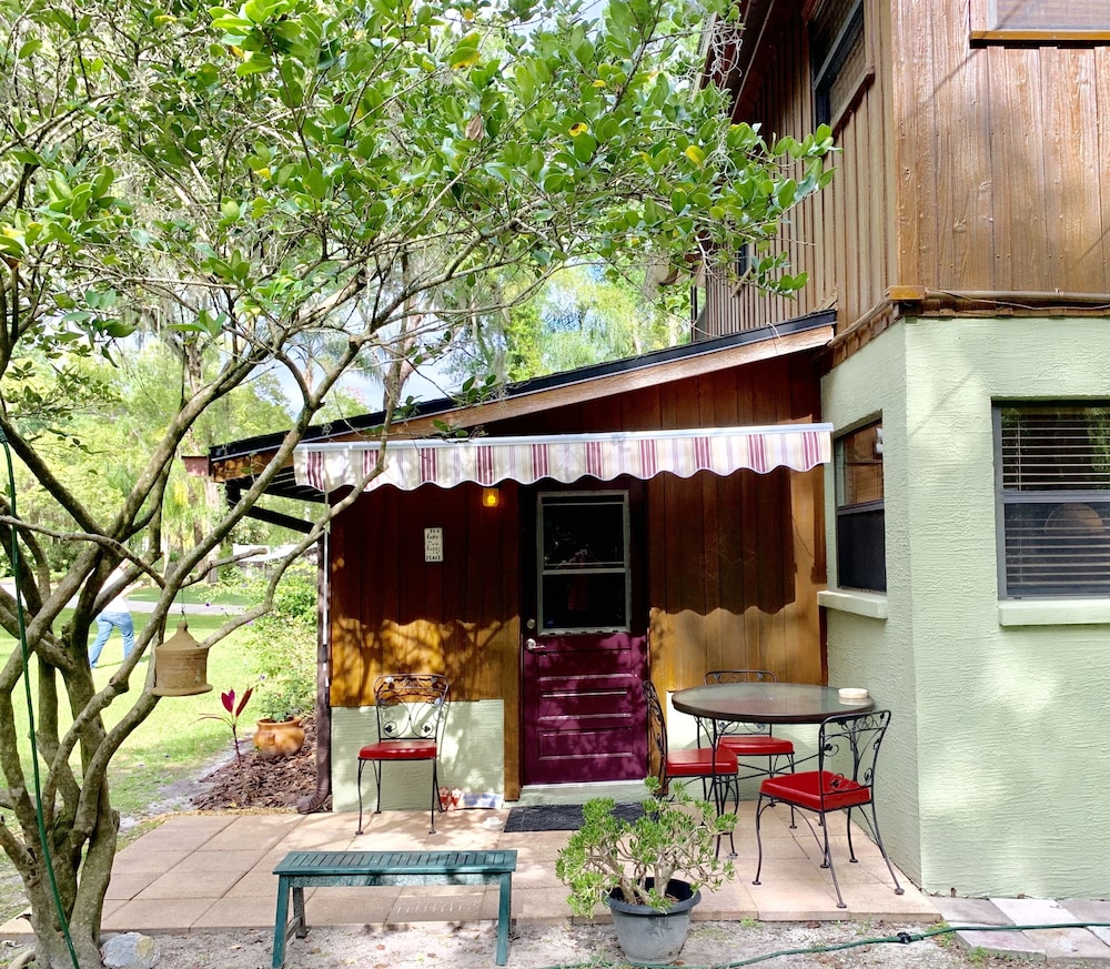 Cozy Lake House Suite at Little Cypress Guests Suites