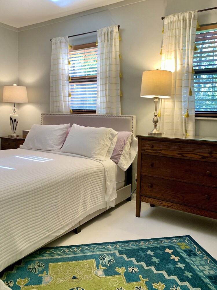 Cozy Lake House Suite at Little Cypress Guests Suites