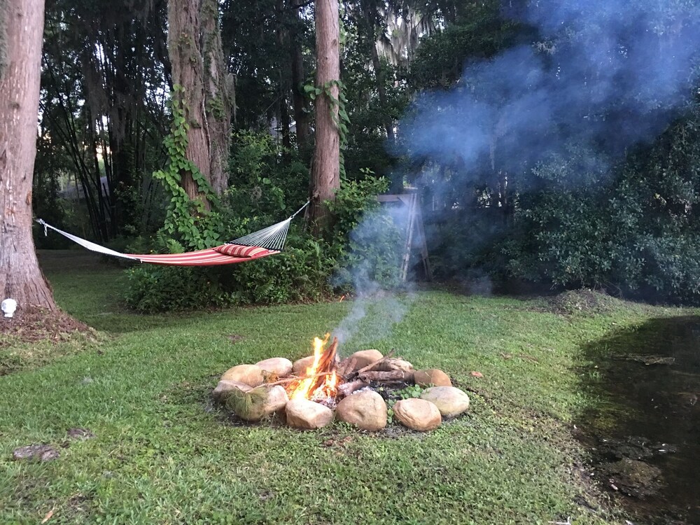 Cozy Lake House Suite at Little Cypress Guests Suites