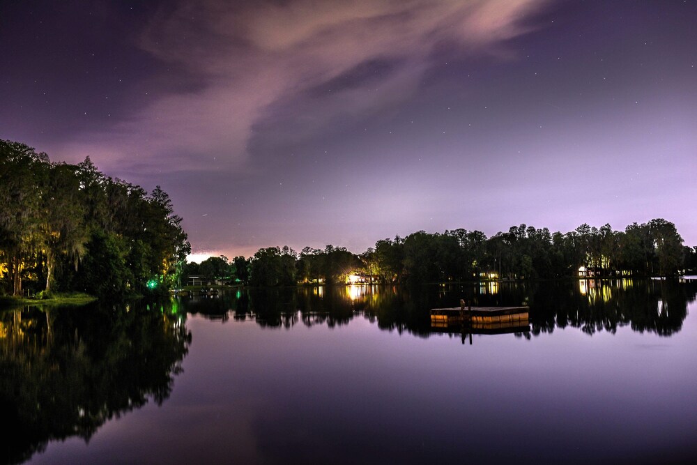 Cozy Lake House Suite at Little Cypress Guests Suites
