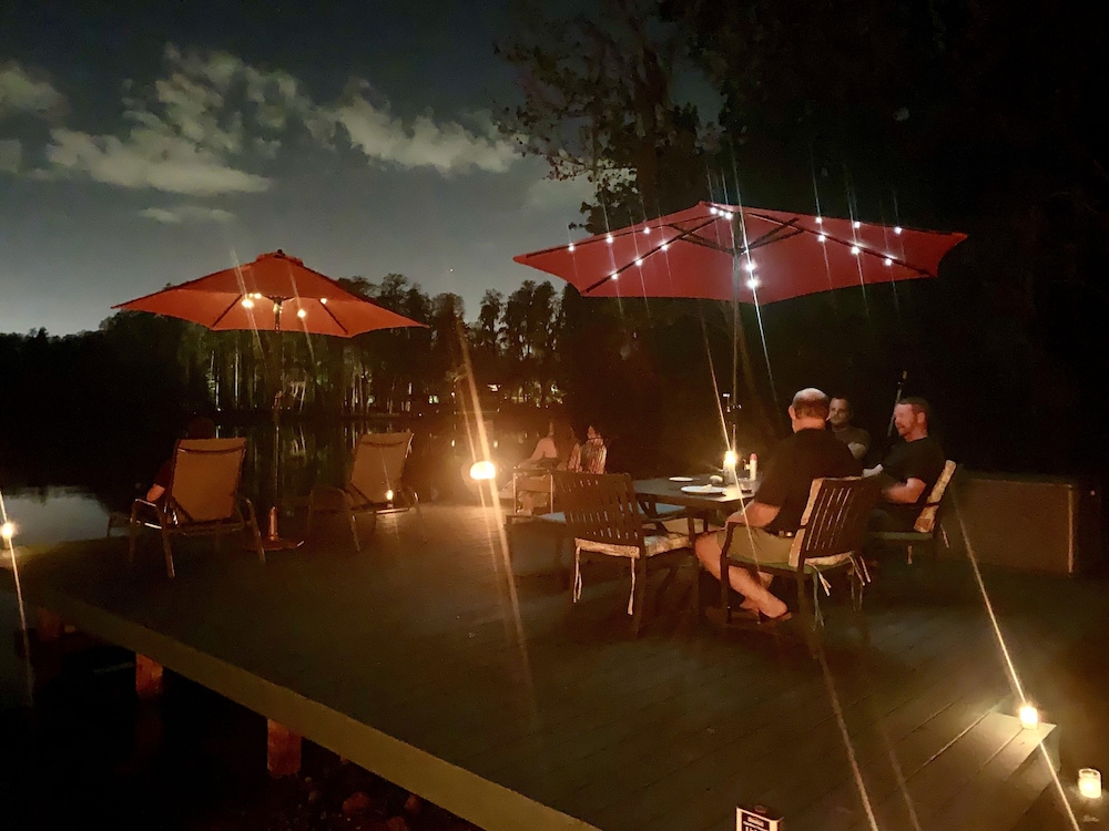 Cozy Lake House Suite at Little Cypress Guests Suites