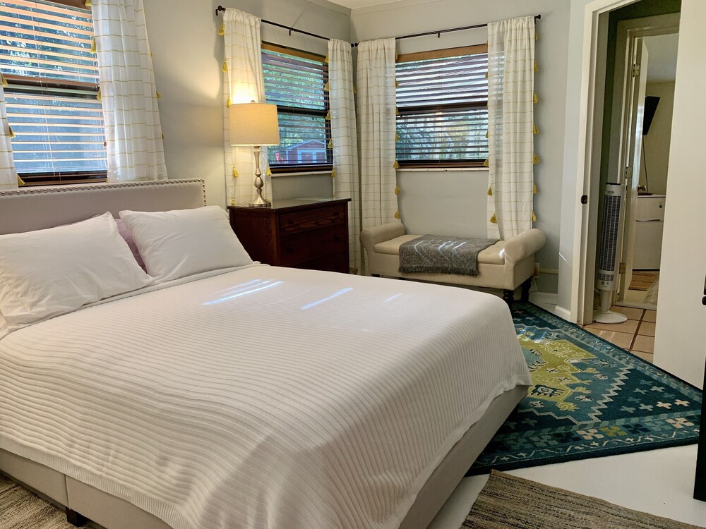 Cozy Lake House Suite at Little Cypress Guests Suites
