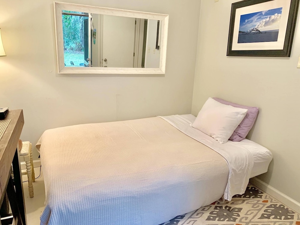 Cozy Lake House Suite at Little Cypress Guests Suites
