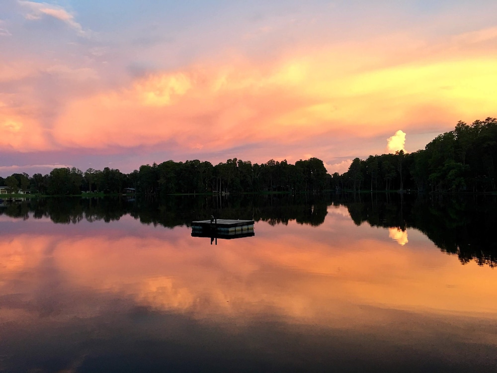 Cozy Lake House Suite at Little Cypress Guests Suites
