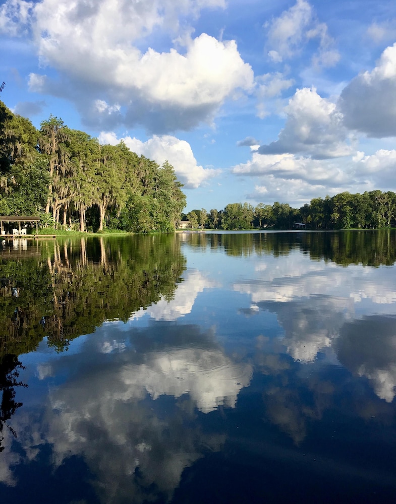 Cozy Lake House Suite at Little Cypress Guests Suites