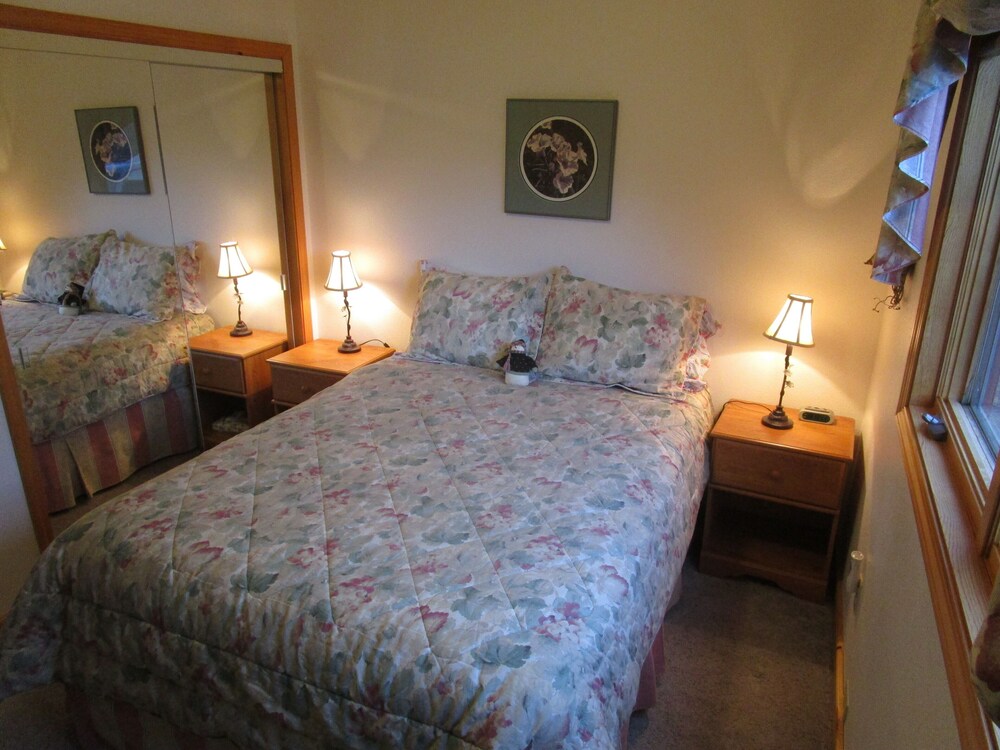 Centrally located private chalet w/ Hot Tub and amazing views! Moose