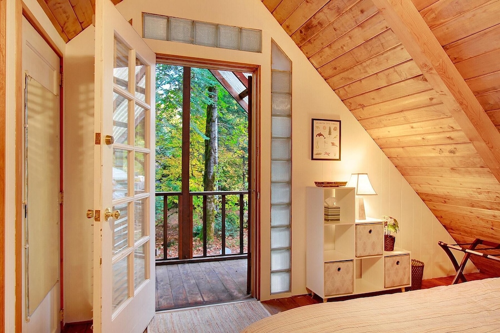 Cozy, clean, updated cabin hot tub, fireplace, near skiing, hiking, Mt