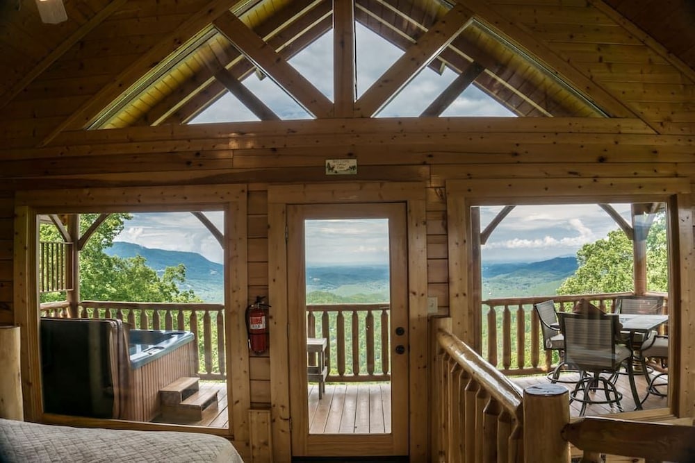 "Kiss The Clouds" loft with a king bed, stunning mountain views, keyless entry