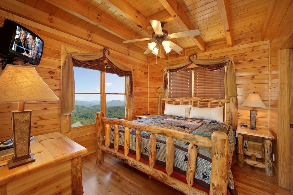 "Kiss The Clouds" loft with a king bed, stunning mountain views, keyless entry