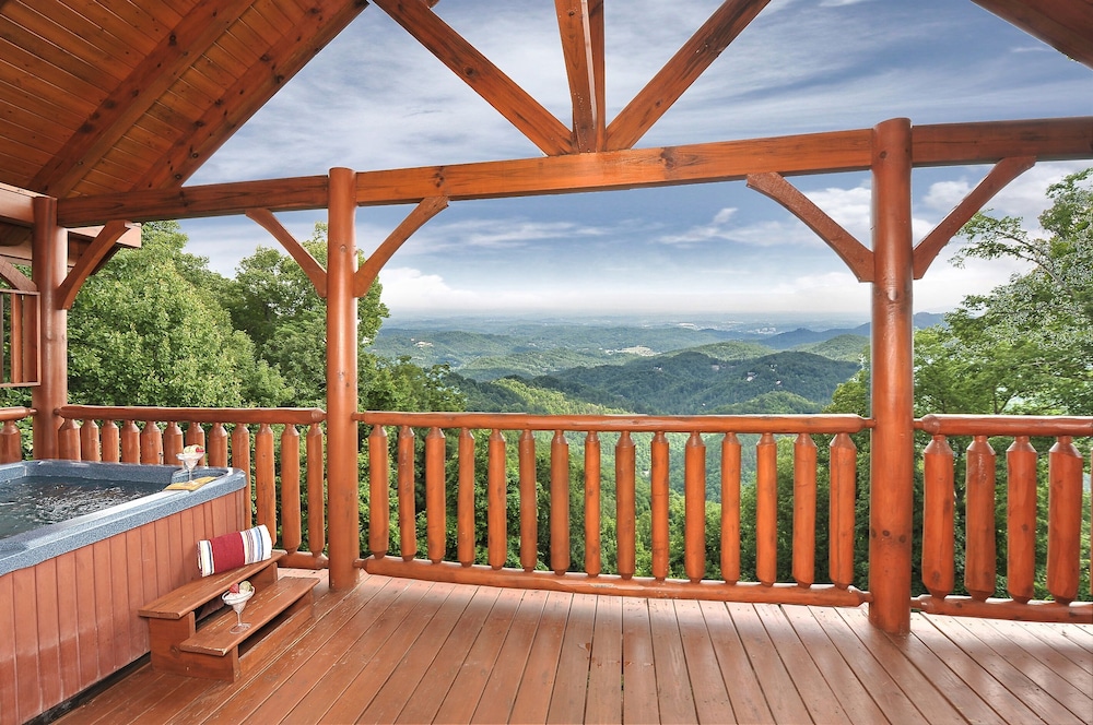 "Kiss The Clouds" loft with a king bed, stunning mountain views, keyless entry