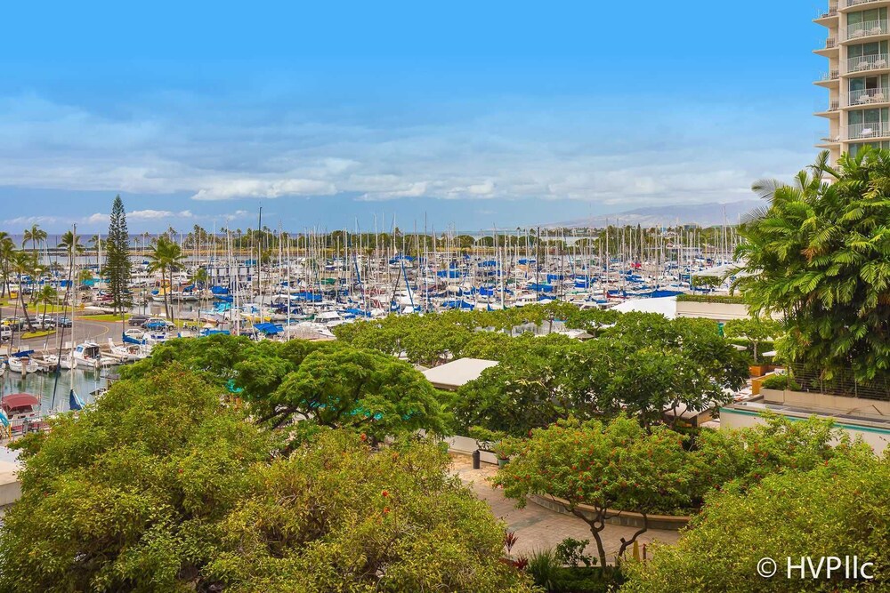 Ilikai 427 Ocean / Sunset / Marina Views King Bed, Sofa Bed Honolulu