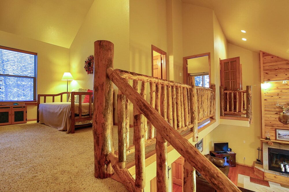 Private Lot! 4BR/3BA Sleeps 12, Near Terry Peak/Deadwood/ATV&Snowmobile