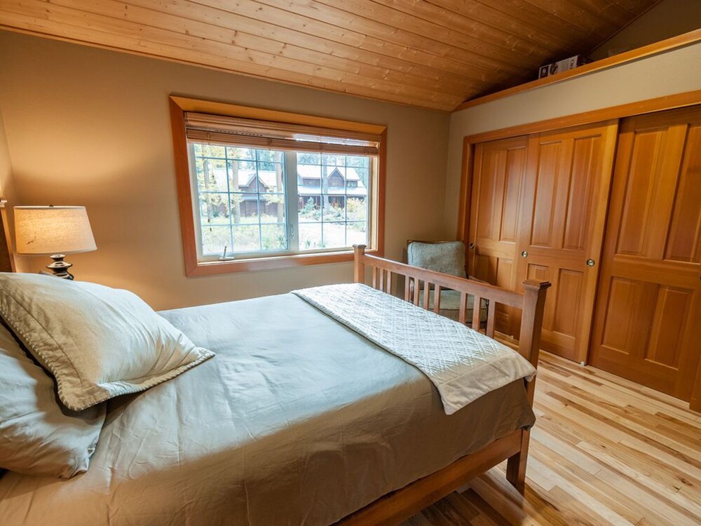 Cottage & Treehouse on 20 acre Yakima Riverfront property Kittitas