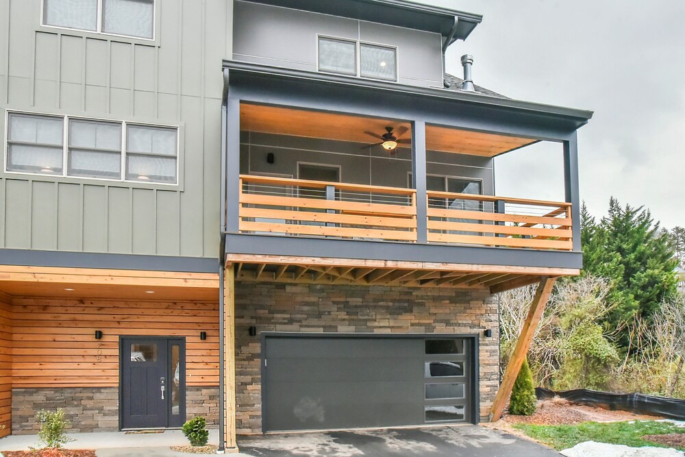 Spacious, new home minutes from downtown Asheville