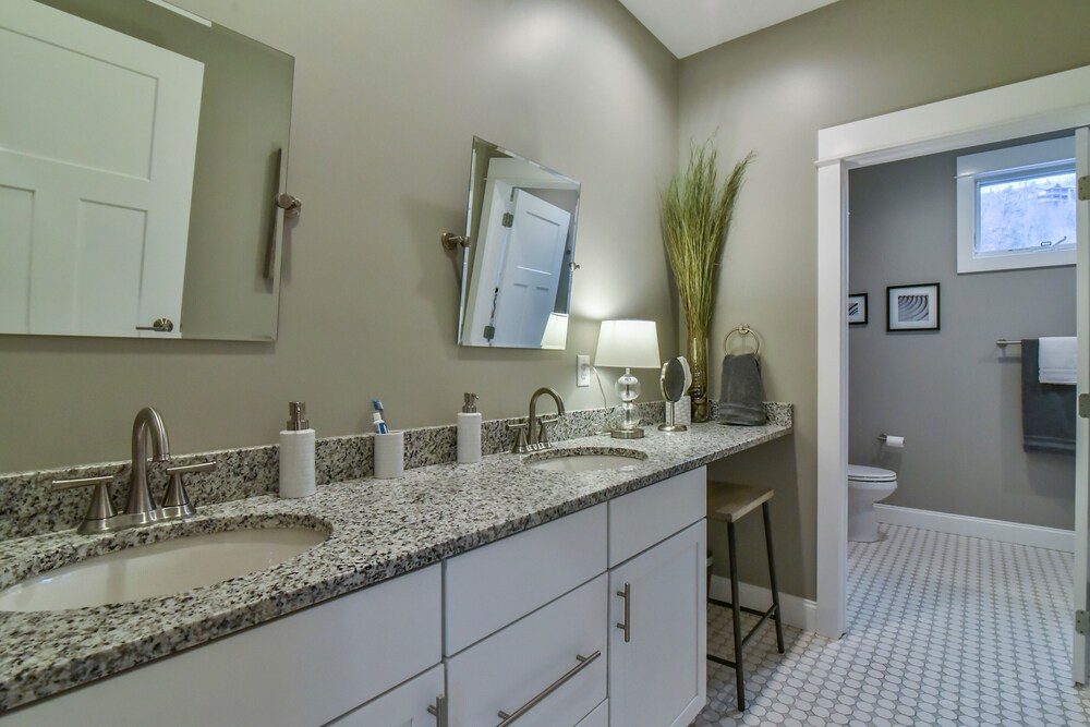 Spacious, new home minutes from downtown Asheville