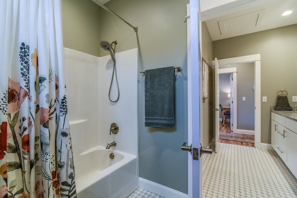 Spacious, new home minutes from downtown Asheville