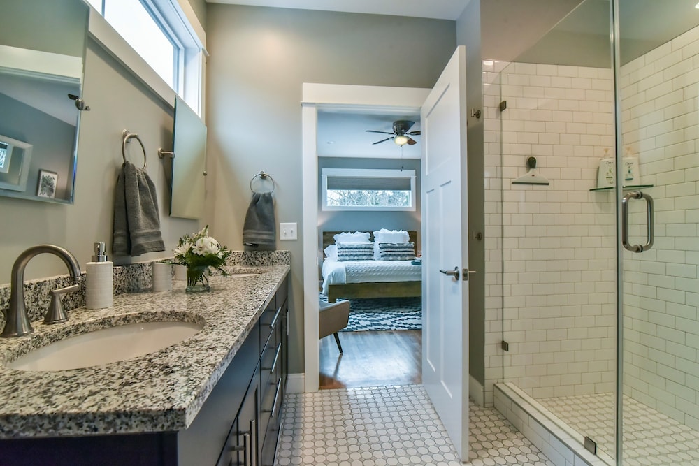 Spacious, new home minutes from downtown Asheville