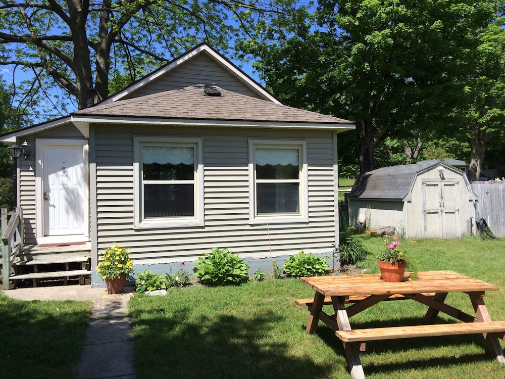 Cozy Home Downtown Frankfort Short Walk to Lake Michigan Beach
