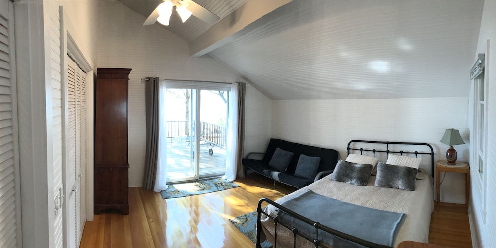 Historic Platte Lake Home, 205 Ft Lakefront, 2 Miles From Sleeping Bear