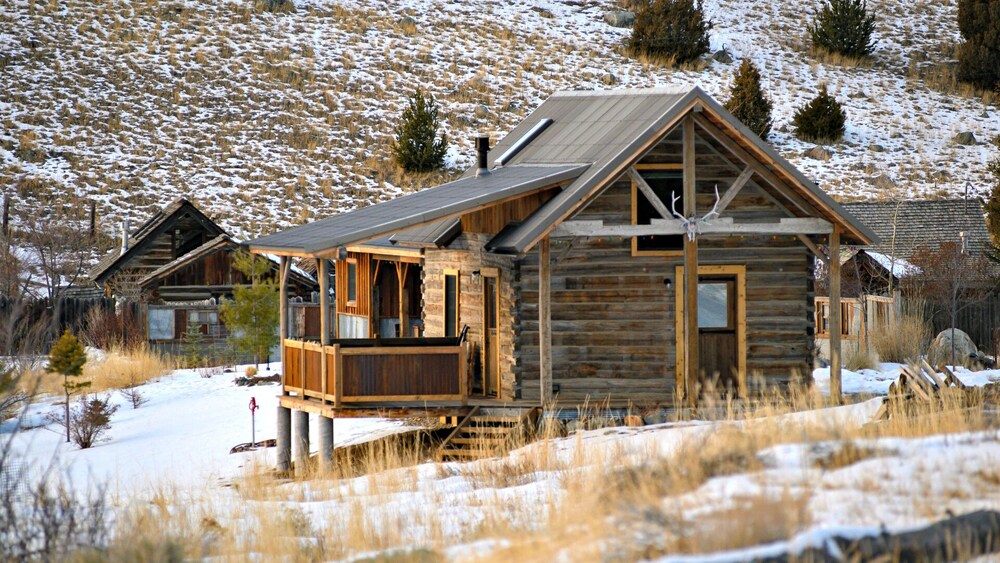 Cozy, Rustic Cabins near Chico Hot Springs & only 35 mins to