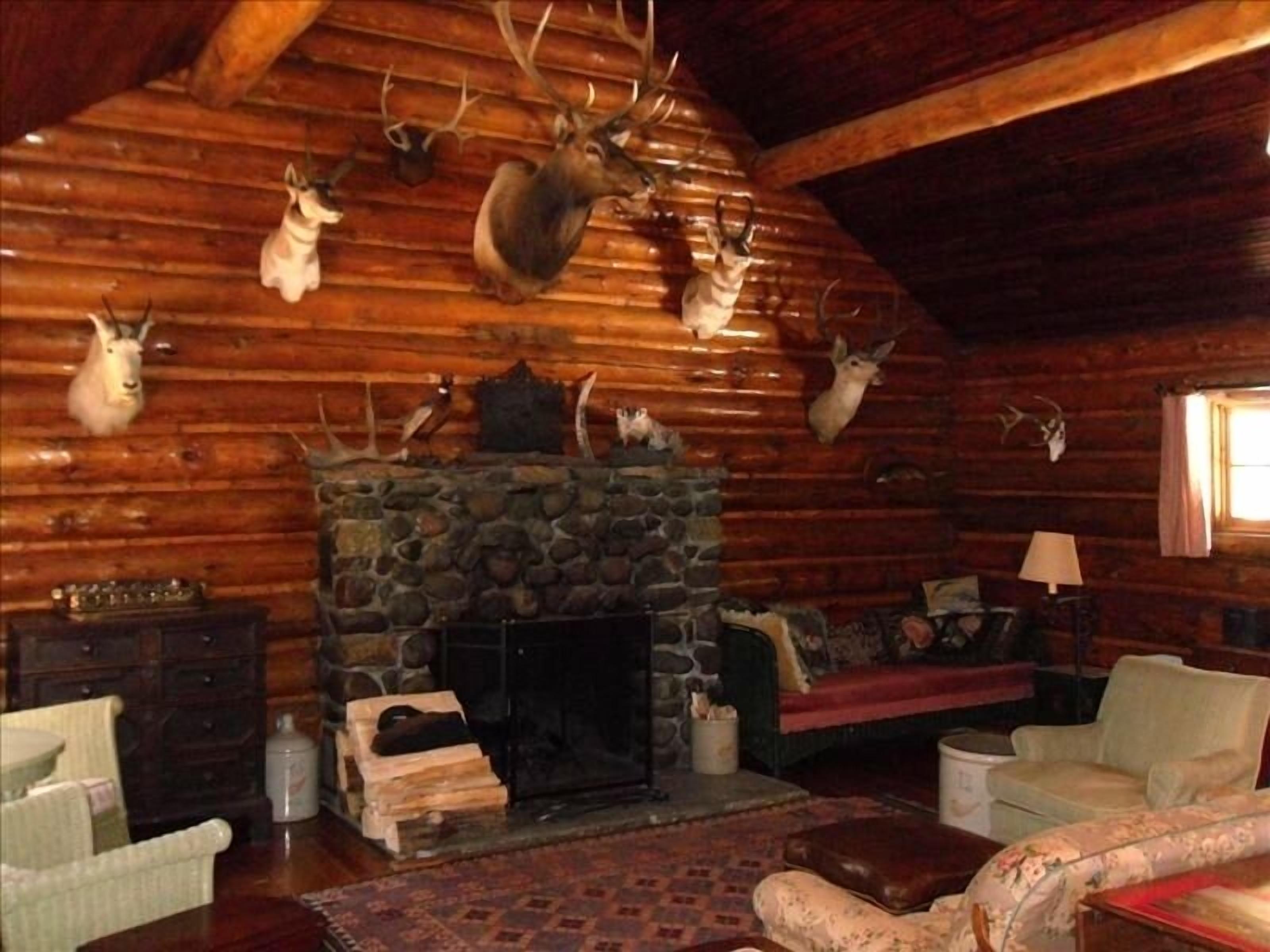 A Great Log Cabin Rustic One Of A Kind In Cooke City Mt Expedia