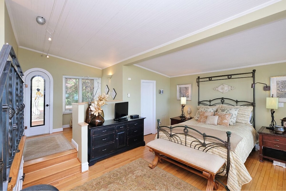 2024 remodeled historic Lake Michigan waterfront Union Pier home with