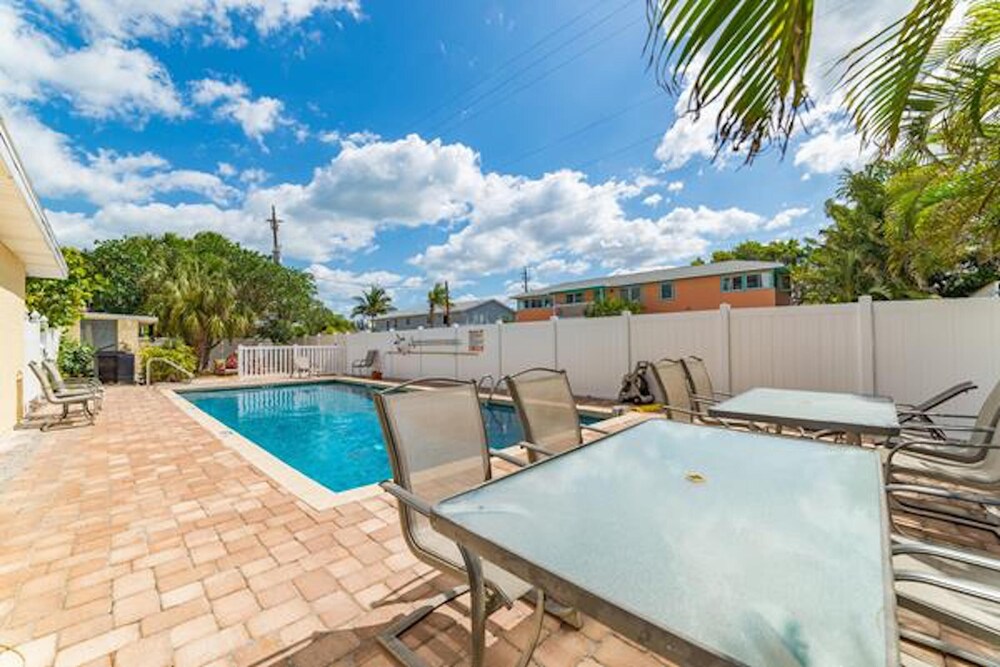 Anna Maria Island condo with heated pool, short walk from the beach