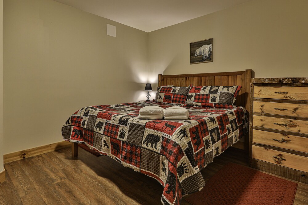 Lofty Expectations Lake Front, Movie Theatre, Dog Friendly Deals