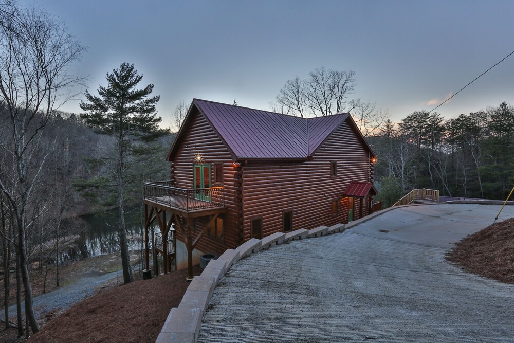 Lofty Expectations Lake Front, Movie Theatre, Dog Friendly Deals