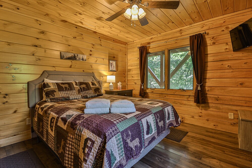 Lofty Expectations Lake Front, Movie Theatre, Dog Friendly Deals