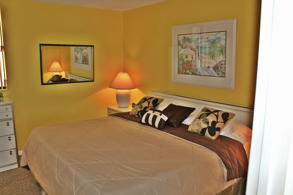 BEACH FRONT CONDO NEXT TO PINEAPPLE WILLY'S PANAMA CITY BEACH GULF