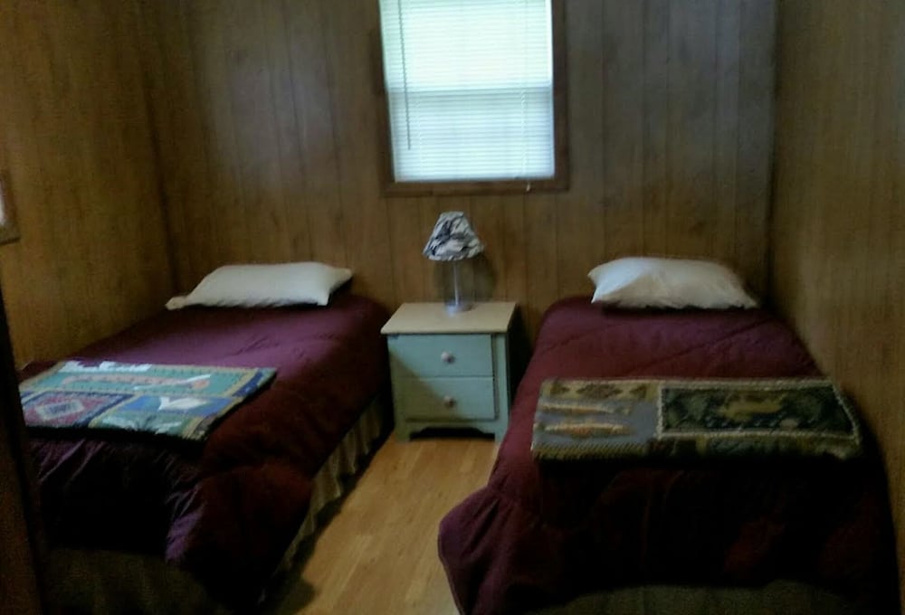 Beautiful Rustic Cabin On Lincoln Lake Is A Sportsman paradise. Kelso