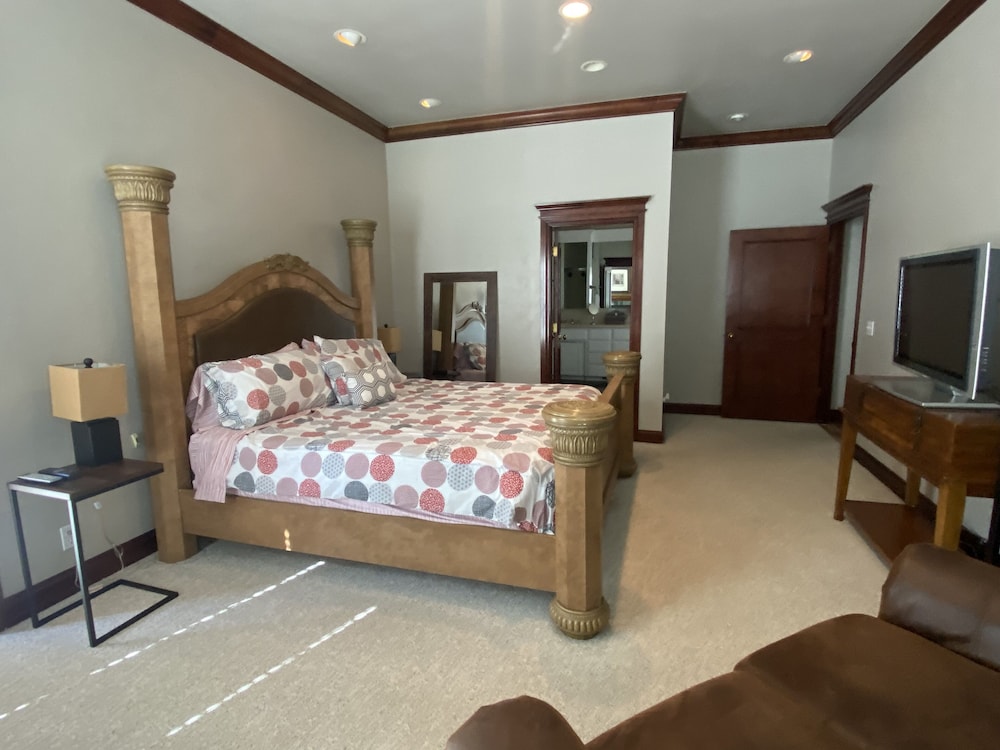 Spacious home near I-35 in Edmond