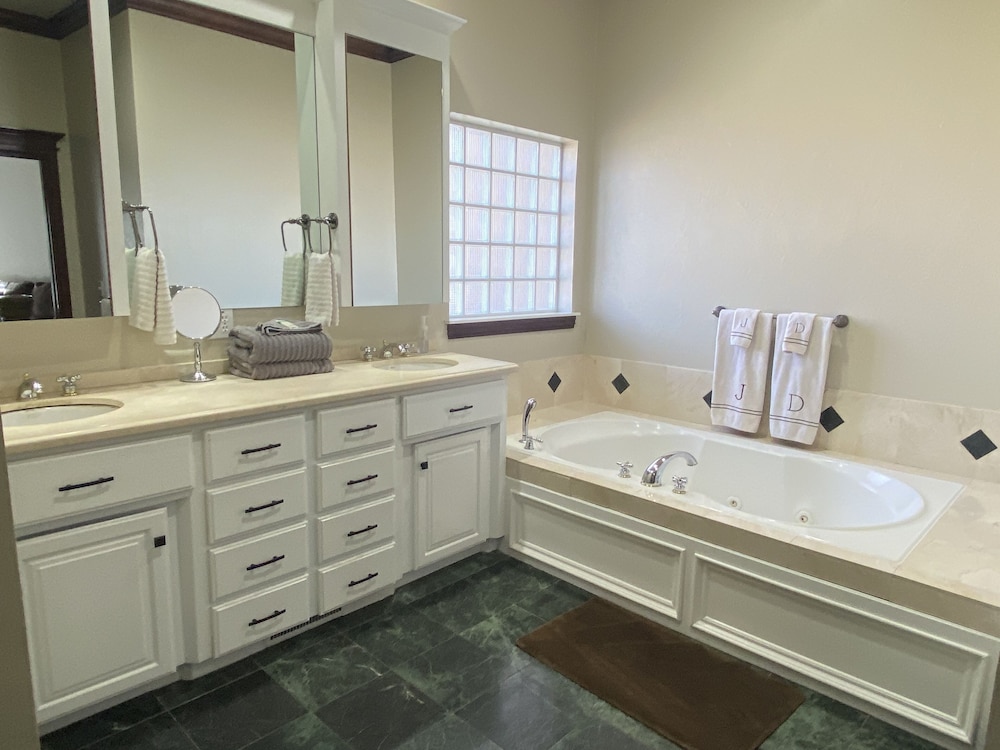 Spacious home near I-35 in Edmond