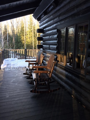 Convenient Log Home With Endless Recreation in Iron Mountain, United States