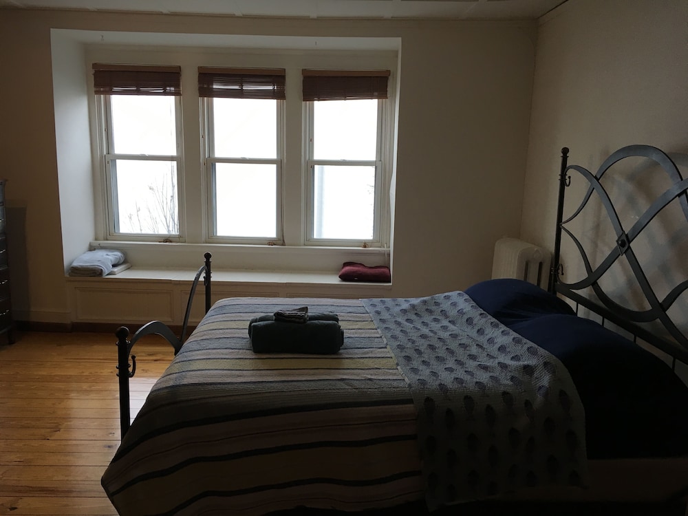 Professors' Place Beautiful River View! WHOLE HOUSE! 20 min. to